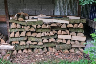 Odun yığını, kütüklerden oluşmuş sersemletilmiş sıra sıra, ahşap bir kulübede..