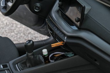 Arabanın iç tarafındaki vantilatöre bir mandal takılmış, gerekli yağla hamile bırakılmış. Kötü kokuları arındırmak ve gidermek için..