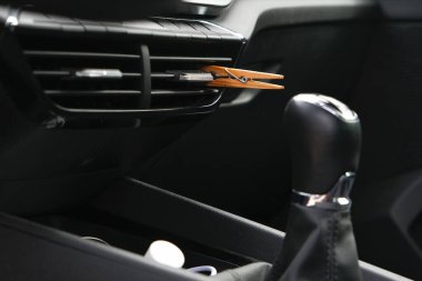 Arabanın iç tarafındaki vantilatöre bir mandal takılmış, gerekli yağla hamile bırakılmış. Kötü kokuları arındırmak ve gidermek için..