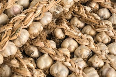 Tütsülenmiş sarımsak örgülerini kapatın..