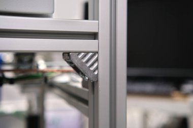 Parantez iki alüminyum profile monte ediliyor