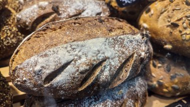 Köy ekmeği fırın tezgahında.