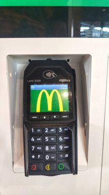 Petite Foret, Fransa - 08 31 2024: McDonald 's logosu olan kredi kartı ödeme terminali