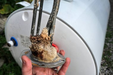 Elektrikli su ısıtıcısı elementi, kireçle kaplanmış ve aşınmış..