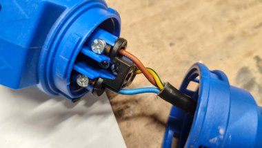 Faz, nötr ve zemin kablolarıyla bir elektrik prizinin dahili bağlantısı.