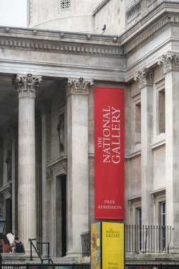 Londra, Birleşik Krallık - 11 10 2024: Ulusal Galeri giriş tabelasının yan görünümü.