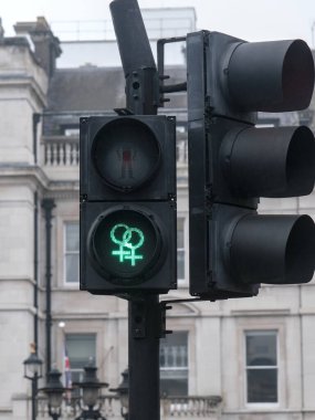 Trafik lambasında yeşil lezbiyen sembolü