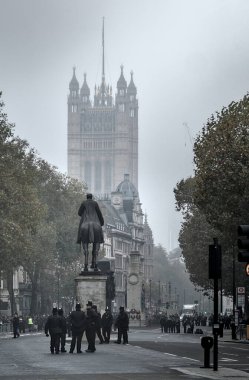 Londra, Birleşik Krallık - 11 10 2024: Polis 10 Kasım anma töreninde Earl Haig Memorial yakınlarındaki Whitehall caddesinde toplandı. Westminster Sarayı sisli arka planda..