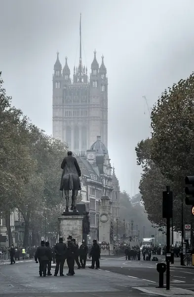 Londra, Birleşik Krallık - 11 10 2024: Polis 10 Kasım anma töreninde Earl Haig Memorial yakınlarındaki Whitehall caddesinde toplandı. Westminster Sarayı sisli arka planda..