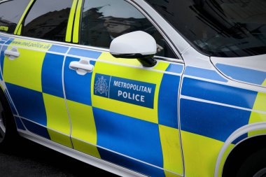 Londra, Birleşik Krallık - 11 10 2024: Londra metropolitan polis arabasının yan görüntüsü.