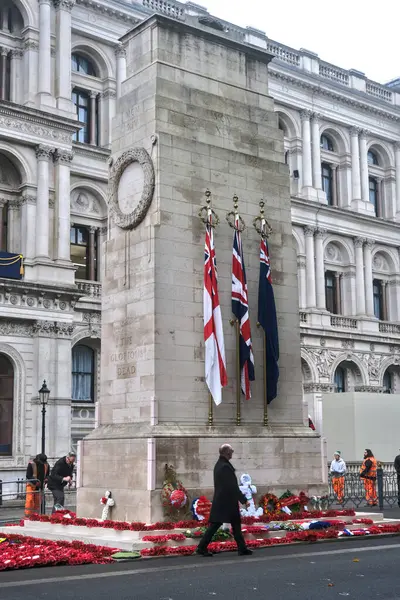 Londra, Birleşik Krallık - 11 10 2024: Cenotaph, Whitehall caddesinde, çiçeklerle süslenmiş, 10 Kasım, Anma Günü.