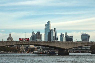 Londra, Birleşik Krallık - 11 11: 2024: Waterloo Köprüsü 'nün teknesinden ve Londra' nın modern mimarisinden görüntü. Bu köprüden çift katlı bir otobüs geçiyor..