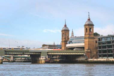 Londra, Birleşik Krallık - 11 11: 2024: Bombardıman sokağı tren istasyonu, tekne turu sırasında görüldü.