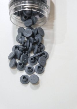 Beyaz arka planda kendini iyileştirme enjeksiyon portu.