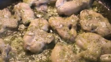 Zengin sarımsaklı tereyağı sosunda kaynayan yumuşak kurbağa bacakları, tavada yavaşça kaynayan, lezzetli aromalar saçan, aşçı aşıkları ve gurme stokları için mükemmel.