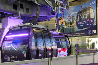 Londra, Birleşik Krallık - 11 11: 2024: İnsanlar kuyrukta beklerken, Londra 'nın teleferik istasyonunda 