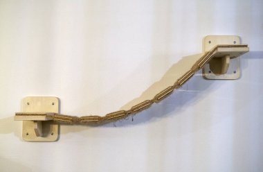 Kediler için duvara monte edilmiş ahşap köprü, doğal halat ve minimalist tasarım, oyuncu ve aktif kedi alanları için mükemmel..