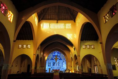 Marakeş, Fas - 12 / 31 / 2024: Marakeş 'teki Azizler Şehitleri Kilisesi, yüksek çan kulesi ve pembemsi maskaralıklarıyla, açık mavi gökyüzüne karşı duruyor, yerel mimari tarzını yansıtıyor..