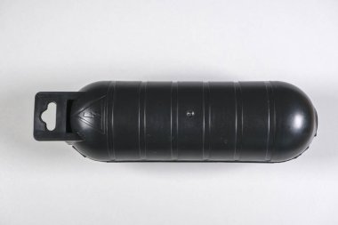 İki bölmesi olan siyah bir su geçirmez soket koruyucusu. Kabarık yüzeyleri ve güvenli ve çok yönlü elektrik koruması için dayanıklı tasarımı var..