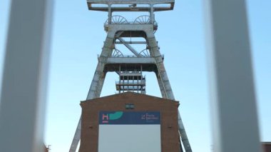 La Porte du Hainaut 'un bir parçası olan Wallers-Arenberg' in tarihi maden başlığı açık bir gökyüzüne karşı duruyor. Frances endüstriyel mirasının bir sembolü..