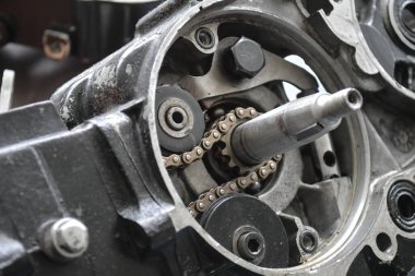 Metal kaplı, karmaşık zincir güdümlü bir dişli sistemi yakından çekerek hassas mühendislik ve endüstriyel makineleri detaylı bir şekilde gösteriyor..