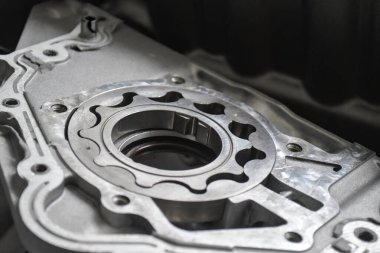 Metalik bileşenleri olan bir yağ pompası mekanizmasının yakın plan çekimi, karmaşık mühendislik, hassasiyet ve işlevsellik yağlama sistemleri için hayati önem taşıyor..