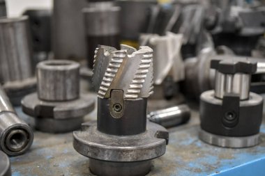 Endüstriyel imalat için gerekli hassas iplik araçlarını gösteren, sarmal kanallara sahip bir makine aracının yakın çekimi.