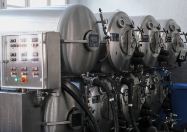 Poznan, Polonya - 04 22 2025: Bir depo odasında yığılmış bir dizi bira fermantasyon tankı.