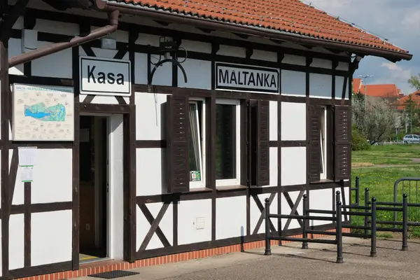 Poznan, Polonya - 04 23 2025: Poznan turistik merkezi, Maltanka buharlı treni, Malta Gölü etrafındaki manzaralı bir parkta nostaljik bir yolculuk teklif ediyor.