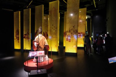 Poznan, Polonya - 04: 24 2025: Brama Poznania Müzesini ziyaret edin. Müze sergisi.