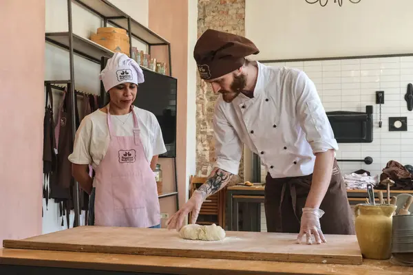 Poznan, Polonya - 04 26 2025: Poznan 'daki Croissant Müzesi' nde yapılan fırın atölyesi, Aziz Martins kruvasanlarının geleneksel hazırlıklarını gösteriyor (Rogal witomarciski).
