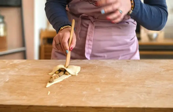 Dolu kruvasan yapma sürecinin bir parçası olan geleneksel hamur işi atölyesinde hamur hazırlıklarına yakın çekim.