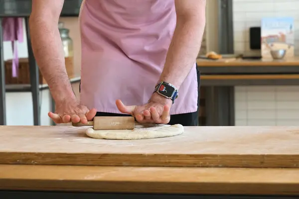 Dolu kruvasan yapma sürecinin bir parçası olan geleneksel hamur işi atölyesinde hamur hazırlıklarına yakın çekim.