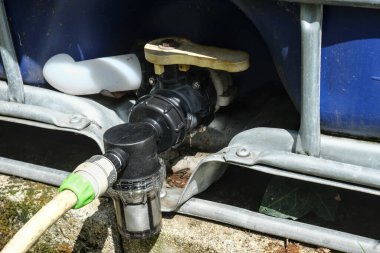 Hortum ve filtresi olan bir su tankı kapakçığı sisteminin kapatılması, bahçe sulama sistemi veya yağmur suyu toplama seti.