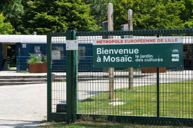 Houplin Ancoisne, Fransa - 07: 12 2025: Lille, Fransa yakınlarındaki Mosac bahçesine giriş, canlı bir tabela, yemyeşil ve davetkar mimari unsurlar.