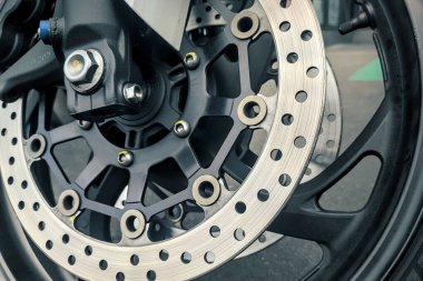 Caliper ve merkez motorlu fren diskinin yakın çekimi, hassas mühendislik, metalik doku ve mekanik tasarım sergileniyor..