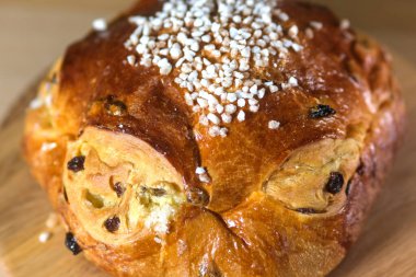 Tahta üzerinde inci şekerli altın üzümlü brioche, Kuzey Fransa 'dan geleneksel tatlı ekmek..