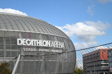 Villeneuve d 'Ascq, Fransa - 09 23 2025: Lille, Hauts de France' daki Arena Stade Pierre Mauroy 'un modern mimarisi..