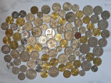 Çeşitli mezheplerden ve yıllardan oluşan çeşitli Malezya Sen sikkeleri koleksiyonu. Malezya 'dan para, tasarruf ve nümizmatiği temsil eder.