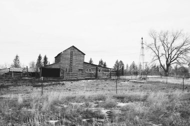 siyah ve beyaz eski ahşap terk edilmiş ahır