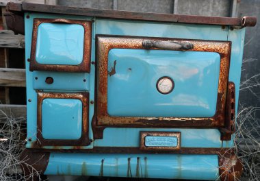 Paslı mavi terk edilmiş soba.