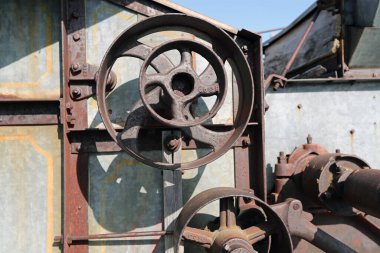 Harman makinesinin paslı tekerlekleri