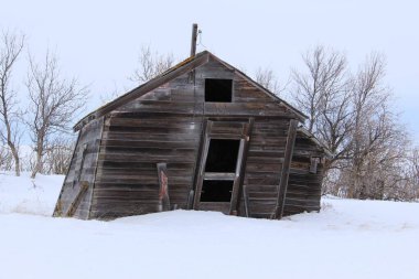 Montana bozkırında terk edilmiş bir ev.