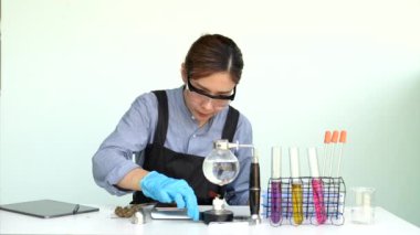Sativa Kenevir tarım çiftliğinde çalışan bitki bilimci hastane uykusu ve kanser ilaçları tedavisinde kullanılacak kenevir araştırmaları için çalışıyor.