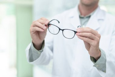 Gözlük Kliniği, closeup ile erkek göz doktoru. Metin için yer