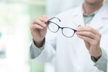 Gözlük Kliniği, closeup ile erkek göz doktoru. Metin için yer