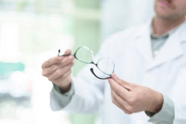 Gözlük Kliniği, closeup ile erkek göz doktoru. Metin için yer