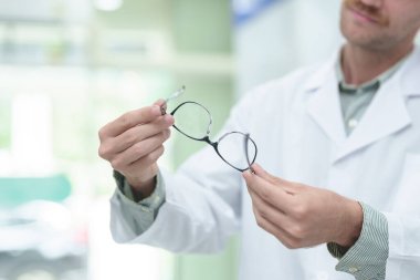 Gözlük Kliniği, closeup ile erkek göz doktoru. Metin için yer