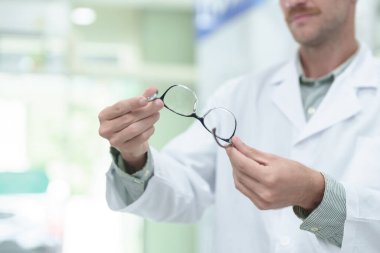 Gözlük Kliniği, closeup ile erkek göz doktoru. Metin için yer