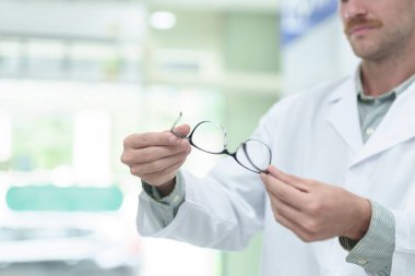 Gözlük Kliniği, closeup ile erkek göz doktoru. Metin için yer